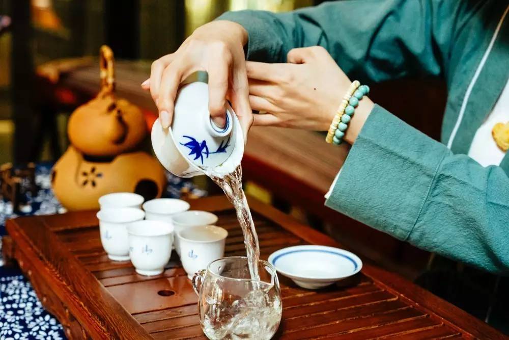 茶香润心，晚间养生茶的功效解析